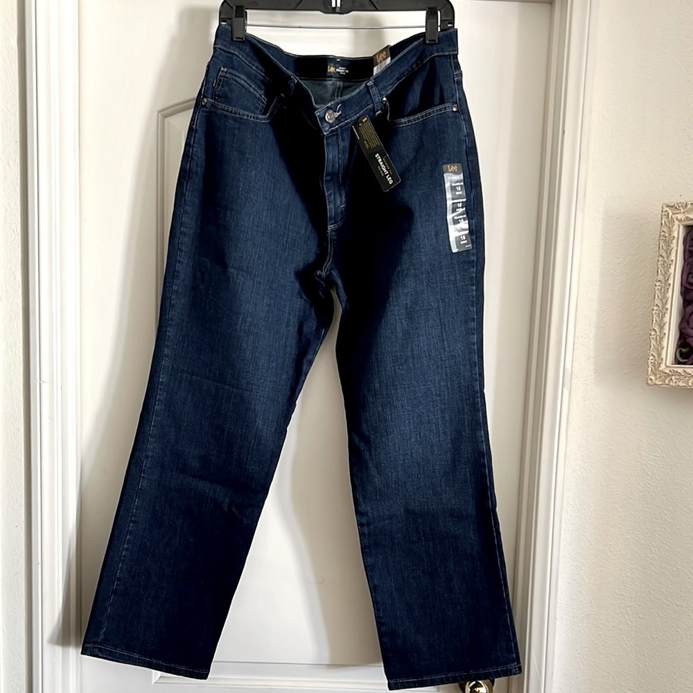 Lee~Blue Jeans / New With Tag / Relaxed Fit~Straight Leg~Mid Rise - Picture 2 of 12